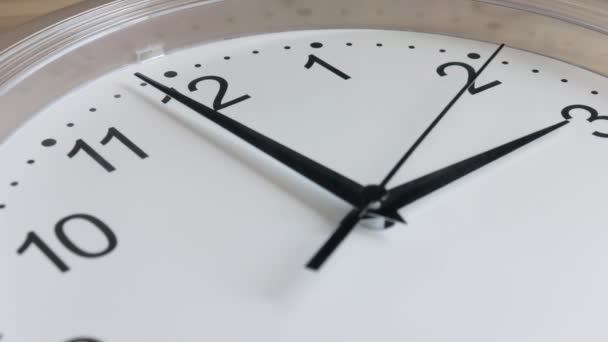 Reloj cara corriendo blanco reloj de pared de primer plano — Vídeos de Stock