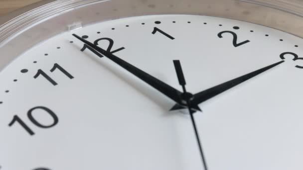 Horloge visage courant horloge murale blanche close-up 