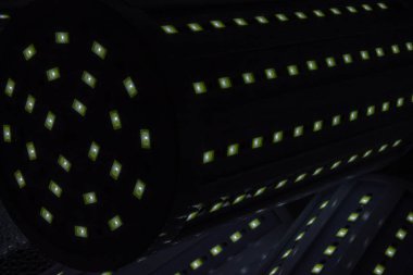 Lambalar karanlıkta diyot parlayan arka plan ile açtı..