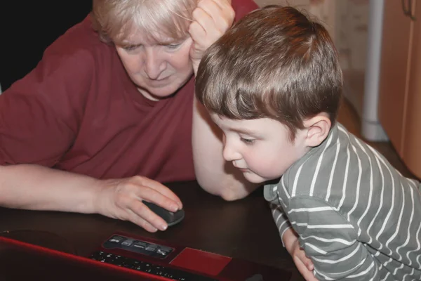 Neto Avó Usando Computador Casa — Fotografia de Stock