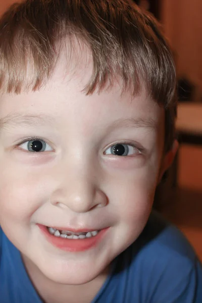 Πορτρέτο Του Ένα Χαμογελαστό Αγοράκι Κοντινό Πλάνο Θετική Χαμογελαστό Παιδί — Φωτογραφία Αρχείου
