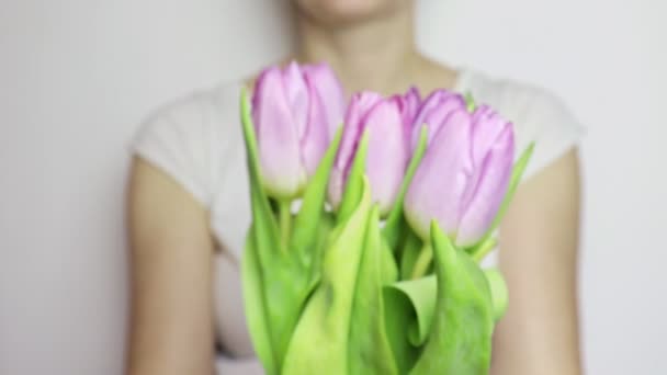 Oigenkännlig kvinna visar en bukett av vårens blommor, lila tulpaner nära upp - 8 mars, alla hjärtans dag eller mödrar dag semester konceptet — Stockvideo