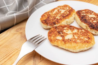 Rus syrniki sirniki, ev yapımı peynir börek ya da krep. Lor pankakes ile Kahvaltı.