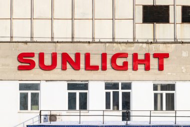 Moskova, Rusya - 07 Mart 2019: Güneş ışığı takı mağazası logosu bina cephesinde