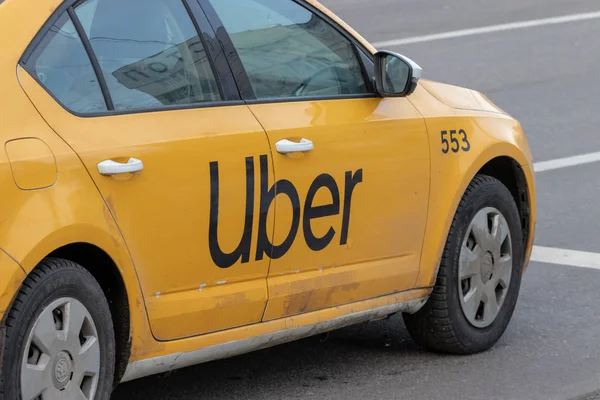 Moskwa, Rosja - 07 marca 2019: Nowy żółty city taxi z uber logo na stronie jazda wzdłuż ulicy — Zdjęcie stockowe