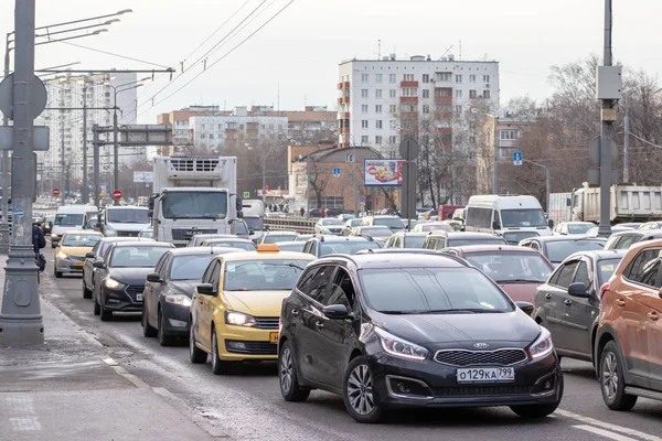 ラッシュアワーの都市のモスクワ, ロシア連邦 - 2019 年 3 月 7 日: 交通渋滞 — ストック写真
