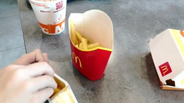 Moscow, Rusya Federasyonu - 12 Mart 2019: bir restoranda hızlı yemek yeme ve patates kızartması sosu, plastik tek kullanımlık kap içinde daldırma çocuk yakın çekim