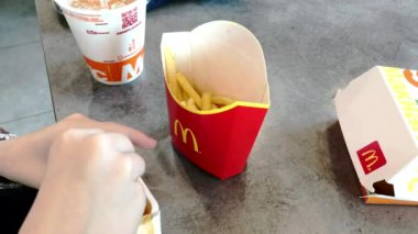 Moscow, Rusya Federasyonu - 12 Mart 2019: bir restoranda hızlı yemek yeme ve patates kızartması sosu, plastik tek kullanımlık kap içinde daldırma çocuk yakın çekim