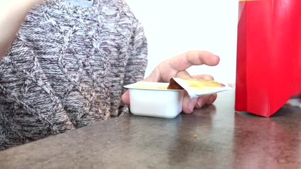 Ein Junge Isst Fast Food Einem Restaurant Und Taucht Pommes — Stockvideo