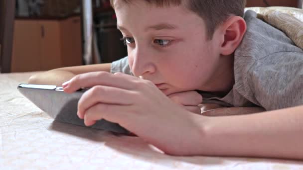 Menino Deitado Uma Cama Casa Relaxando Assistindo Vídeo Smartphone — Vídeo de Stock