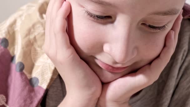 Primer Plano Vídeo Cara Niño Acostado Una Cama Casa Relajarse — Vídeos de Stock