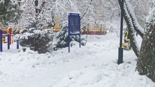 MOSCÚ, RUSIA - 25 DE FEBRERO DE 2019: Trabajador del servicio de mantenimiento elimina la nieve usando, operando un quitanieves, limpieza de calles con soplador de nieve después de tormenta de nieve — Vídeos de Stock