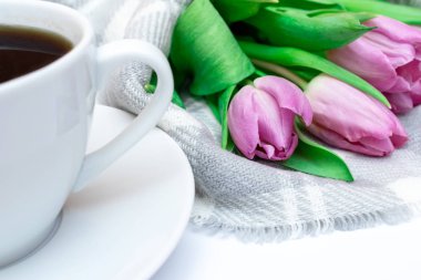 Buket bahar çiçek, bir fincan kahve - tatil iş kartı 8 için kareli ekose zemin üzerine Pembe Lale Sevgililer günü ya da anneler günü Mart,