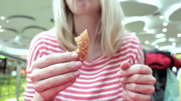 Onherkenbaar Vrouw Zitten Tabel Food Court Van Een Winkelcentrum Hamburger — Stockvideo