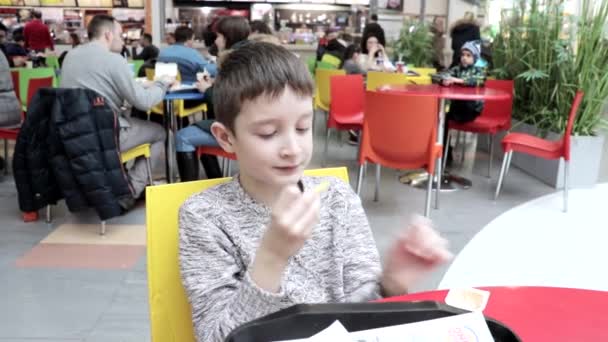 Moskva Rusko Března 2019 Kluk Který Fast Food Stolu Obchoďáku — Stock video