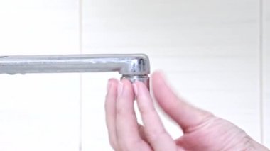 Kadın tamirciyle Değiştir aerator dokunun, elinde bir tesisatçı yakın çekim