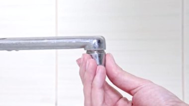 Kadın tamirciyle Değiştir aerator dokunun, elinde bir tesisatçı yakın çekim