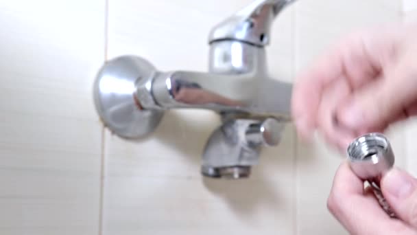 Mãos femininas inserindo uma junta de borracha na mangueira de uma torneira de banheira reparos de encanamento e conceito DIY — Vídeo de Stock