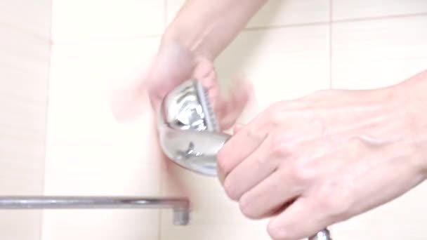 De douchekop omzetten in een nieuwe transactie in de badkamer, sanitair reparatie — Stockvideo