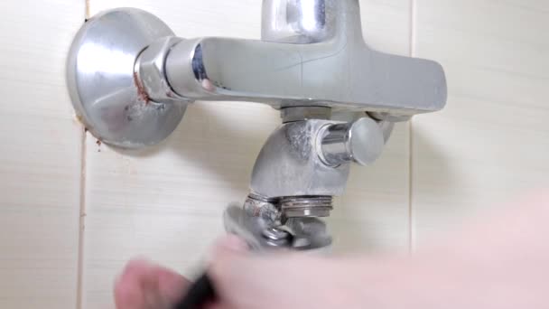 Réparation de robinet de baignoire, dévissage d'un écrou sur un tuyau de douche qui fuit, réparations de plomberie et concept de bricolage — Video