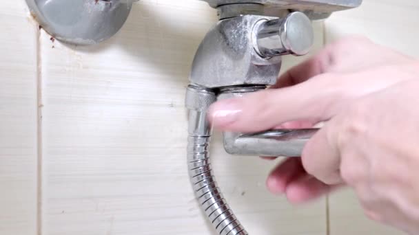 Badkuip kraan opbrengt, aanscherping van de moer op een douche waterkraan, sanitair reparaties en Diy concept — Stockvideo