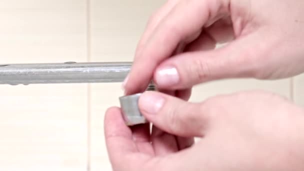 Vrouw klusjesman vervangen kraan mousseur, handen van een loodgieter close-up — Stockvideo