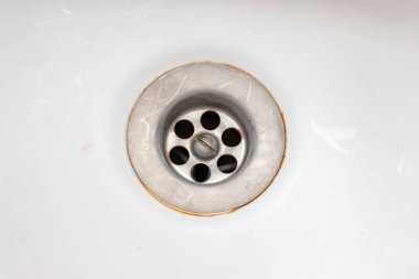 Bir lavabo drenaj delik kireç veya kireç ve pas üzerine, kirli paslı banyo küveti