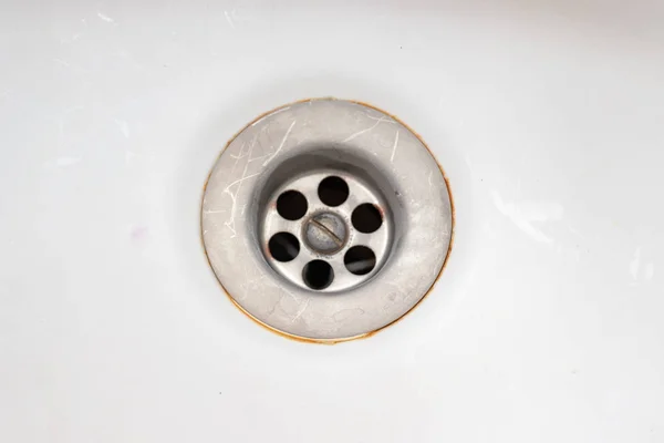 Un agujero de desagüe del fregadero con escala de cal o cal y óxido en él, lavabo sucia baño oxidado —  Fotos de Stock