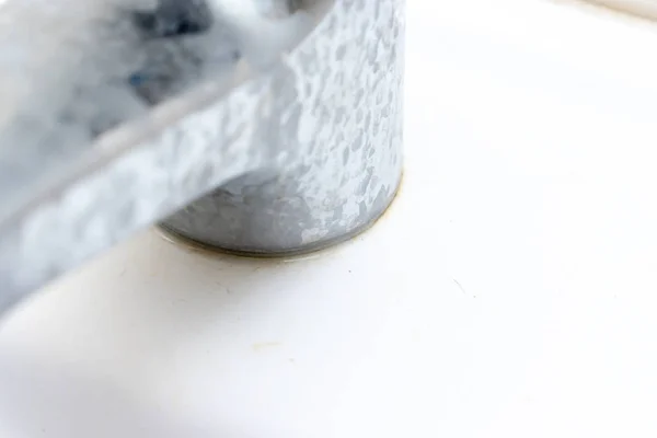 Detalj av smutsiga kran med kalkavlagringar, förkalkade vattenkran med lime skala på tvättkar i badrum — Stockfoto