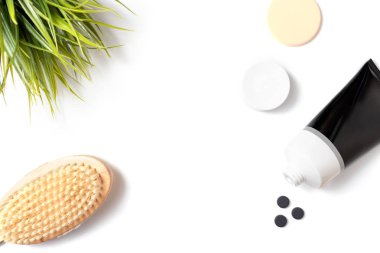 Kömür yüz maskesi ve tüp bir ahşap gövde fırça, ovma ve Cilt Bakımı konsepti, kopya alanı ile fırçalayın