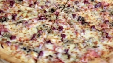 Taze pişmiş ve geleneksel İtalyan pizza döndürme arka plan dilimlenmiş, yakın çekim
