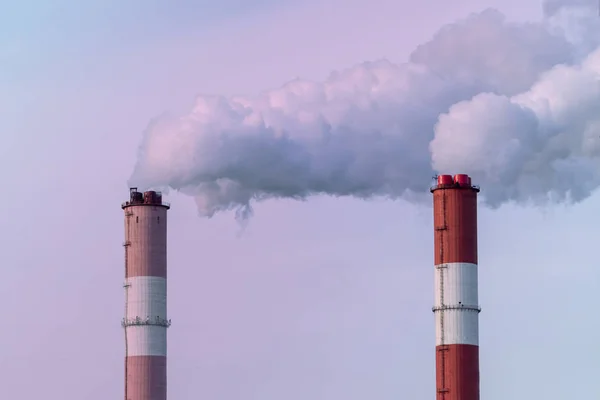 Tubos de plantas emitindo cubâncias nocivas, smog na atmosfera, aquecimento global e conceito de poluição atmosférica — Fotografia de Stock