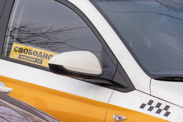タクシーを拾って表示自由にタクシー車ウィンドウで空いているサインします。 — ストック写真