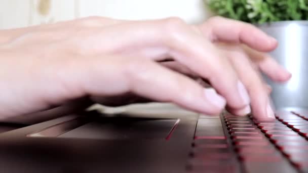 Femme mains défilant toucpad et dactylographier sur le clavier de l'ordinateur portable, aucune femme face assise à la table de travail indépendant à la maison, écrit des commentaires post dans les réseaux sociaux — Video