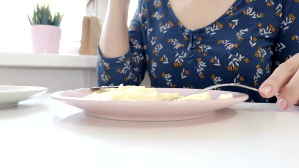 Masanın tarafından bir halk ve bir bıçak ile bir omlet yemek ve kahve ya da çay içme evde kahvaltı veya restoran için kadın — Stok video