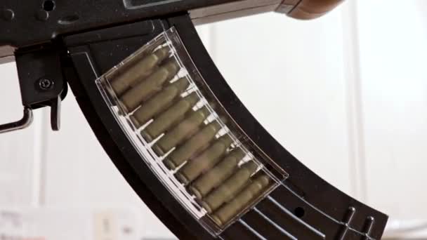 Spielzeug-Kalaschnikow-Sturmgewehr-Clip in Großaufnahme, bewegliches Klebeband aus Patronen — Stockvideo