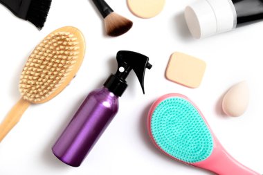 Profesyonel Dekoratif kozmetik, makyaj ve güzellik araçlar ve aksesuar beyaz arka planda - güzellik, moda, parti ve yat kavramı, alışveriş