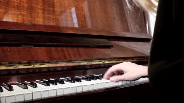 ピアノ、白人の女性の手をクローズ アップ、サイド ビュー — ストック動画