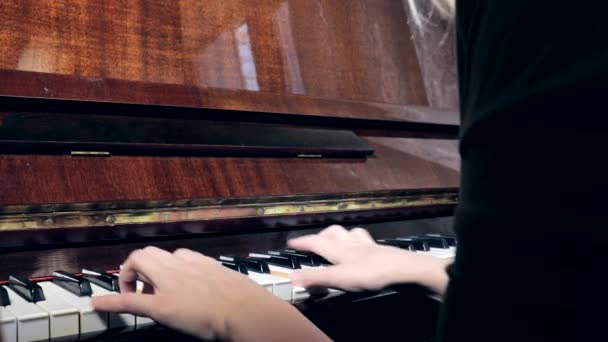 Hände einer kaukasischen Frau, die Klavier spielt, Nahaufnahme, Seitenansicht — Stockvideo