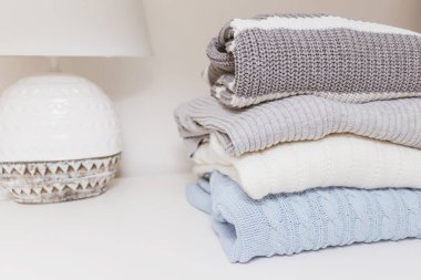 Pastel renklerde rahat rahat sade örme kazak yığını, rahat ev giyim kavramı