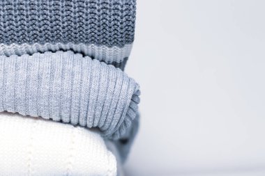 Pastel renklerde rahat rahat sade temiz yıkanmış örme kazak yığını, çamaşır ve kopya alanı ile çamaşır giyim kavramı