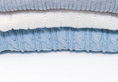 Pastel renklerde rahat rahat sade temiz yıkanmış örme kazak yığını, çamaşır ve kopya alanı ile çamaşır giyim kavramı