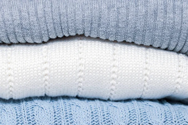 Montón de cómodos y acogedores suéteres de punto limpios y caseros en colores pastel de cerca, lavandería y lavado concepto de ropa — Foto de Stock