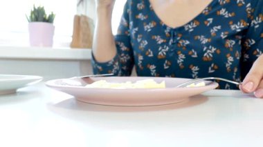 Masanın tarafından bir halk ve bir bıçak ile bir omlet yemek ve kahve ya da çay içme evde kahvaltı veya restoran için kadın