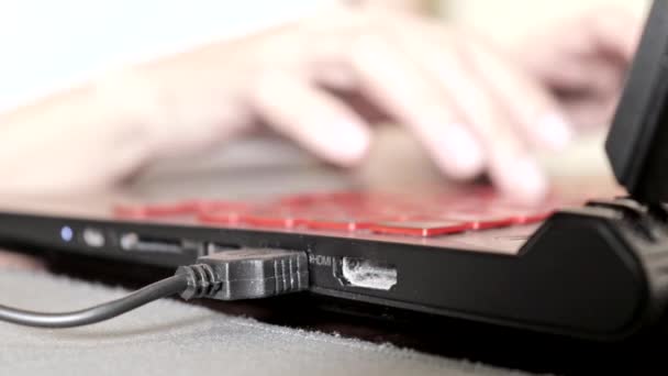 Las manos femeninas de la mujer de negocios escribiendo texto en el teclado de la computadora portátil de cerca, ella está trabajando y escribiendo comentarios post en la red social — Vídeos de Stock