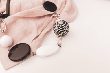 Kopya alanı ile beyaz arka planda geometrik boncuk ve bej lüks kumaş ile siyah ve beyaz Bijuteri kolye