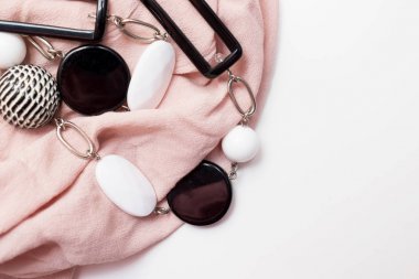 Kopya alanı ile beyaz arka planda geometrik boncuk ve bej lüks kumaş ile siyah ve beyaz Bijuteri kolye