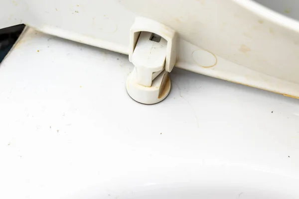 Schmutziger unhygienischer Toilettensitz hautnah auf der öffentlichen Toilette - Reinigungskonzept für Haushalt und Bad — Stockfoto