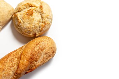 Kopya alanı ile beyaz arka plan üzerinde altın kabuk ile buğday pişmiş ekmek çeşitleri