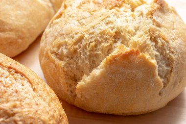 Ürün yelpazesine, masada altın kabuk ile buğday pişmiş ekmek farklı türde